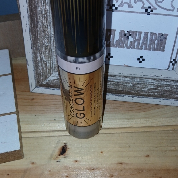 Makeup Revolution Conceal & Glow Foundation - Gold and Black - Picture 1 of 4